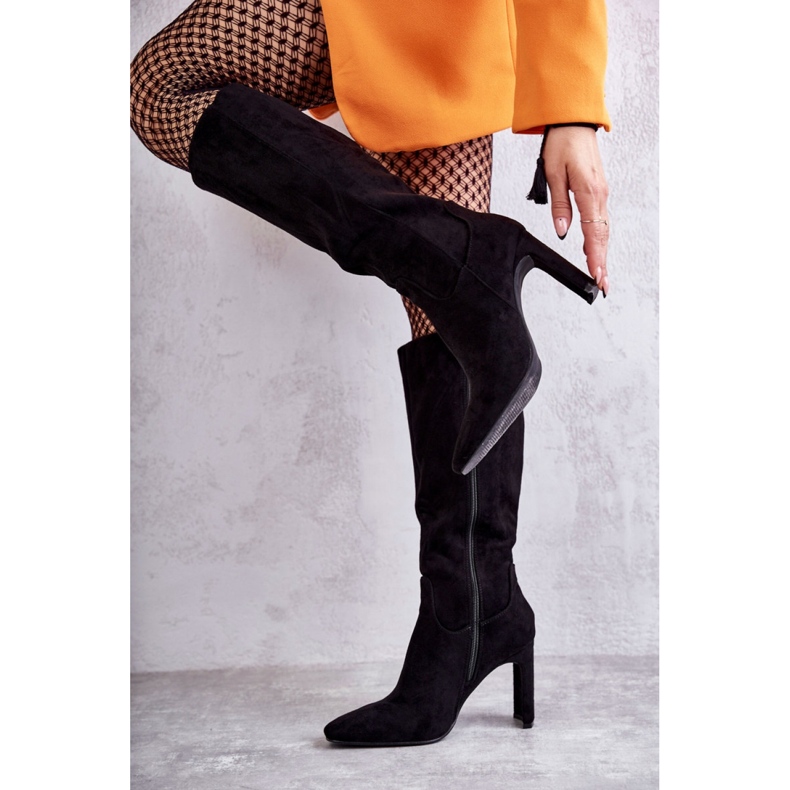 Botas pretas para mulheres no post preto 1