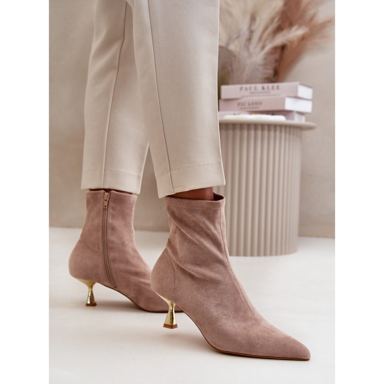 Botas femininas elegantes com salto alto bege decorativo 1 Botas femininas elegantes com salto alto bege decorativo 1