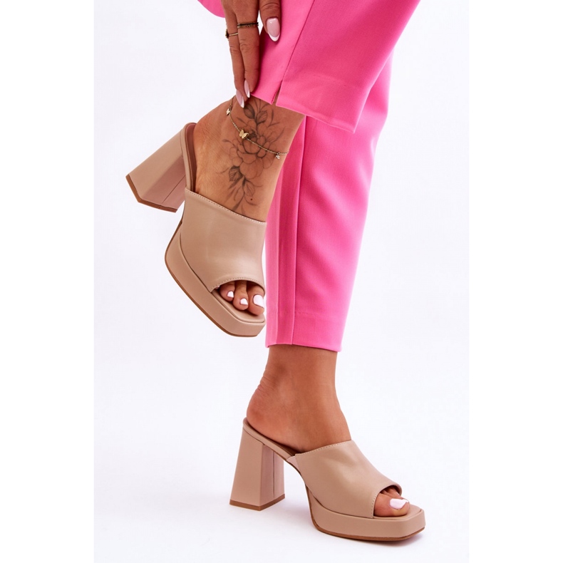 Chinelos femininos bege de salto alto 1