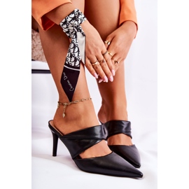 Elegantes chinelos pretos de salto alto 1