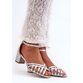 Sandálias femininas prateadas de salto baixo cinza 1