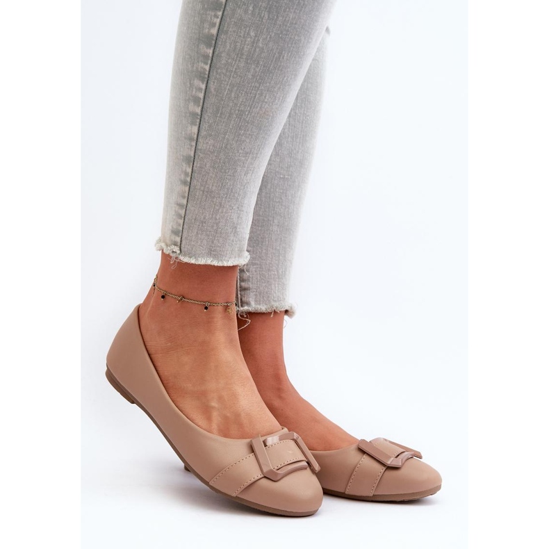 Sapatilhas femininas com decoração bege 1 Sapatilhas femininas com decoração bege 1