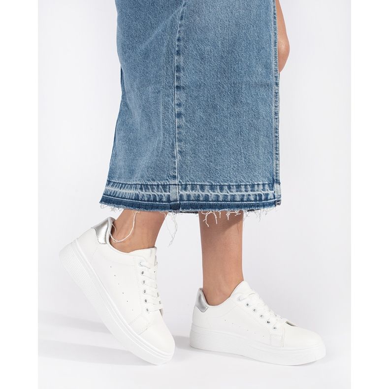 Tênis branco na plataforma 1