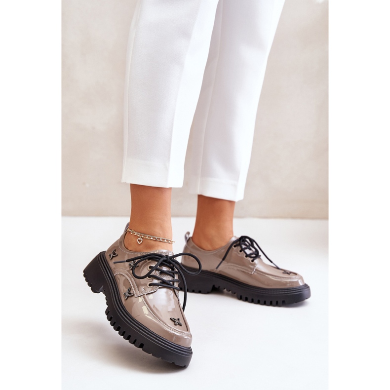 Sapatos femininos com decorações em bege escuro 1