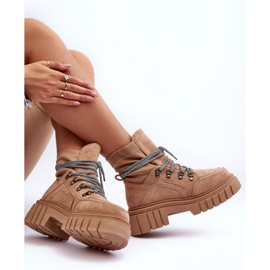 Botins femininos de camurça na plataforma bege 2