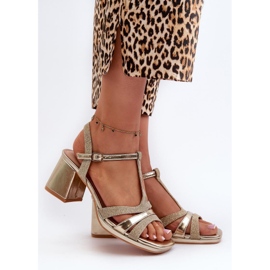 Sandálias douradas no post dourado 1