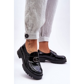 Sapatos pretos de couro envernizado para mulheres 1