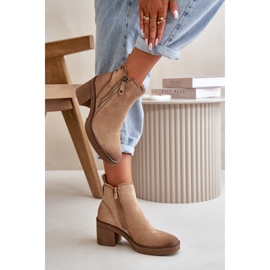 Botins femininos com isolamento bege 2 Botins femininos com isolamento bege 2