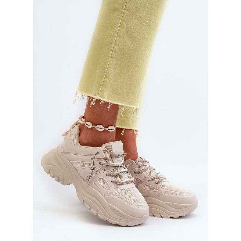 Calçados esportivos em uma enorme plataforma bege 1 Calçados esportivos em uma enorme plataforma bege 1