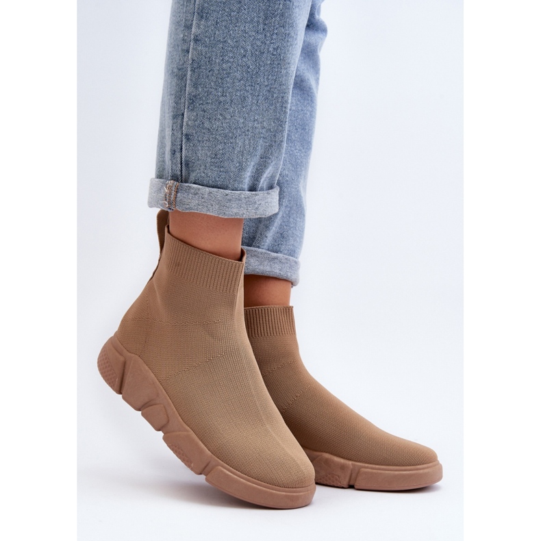 Calçado desportivo bege com meia marrom 1