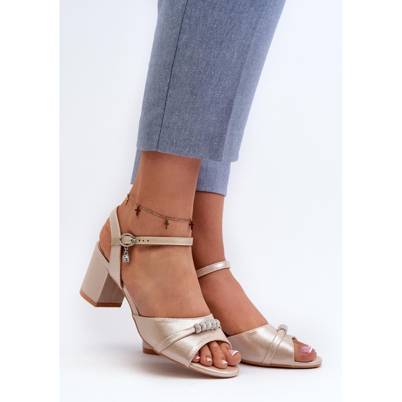 Step in style Sandálias Modelo Narhi 20241 Douradas – Entre com estilo amarelo 1