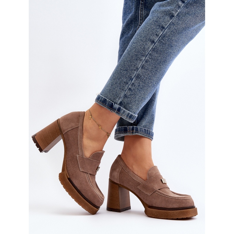 Mocassins de camurça Zazoo Dark Beige com salto alto bege 2