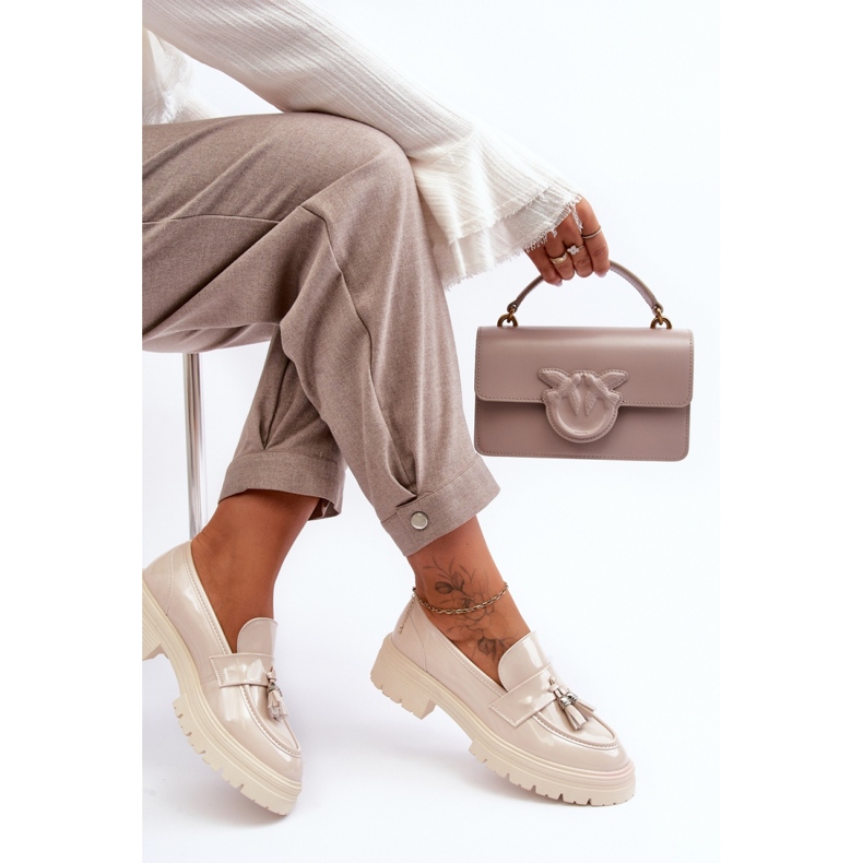 Mocassins com franjas bege envernizado 2 Mocassins com franjas bege envernizado 2