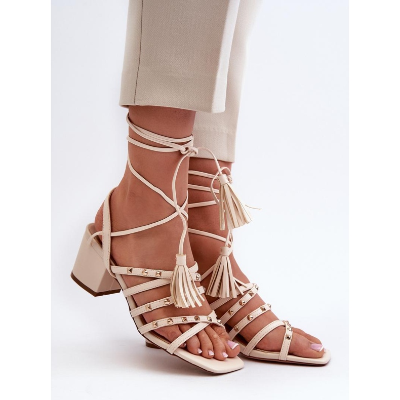 Sandálias femininas com tachas 3973, bege 1