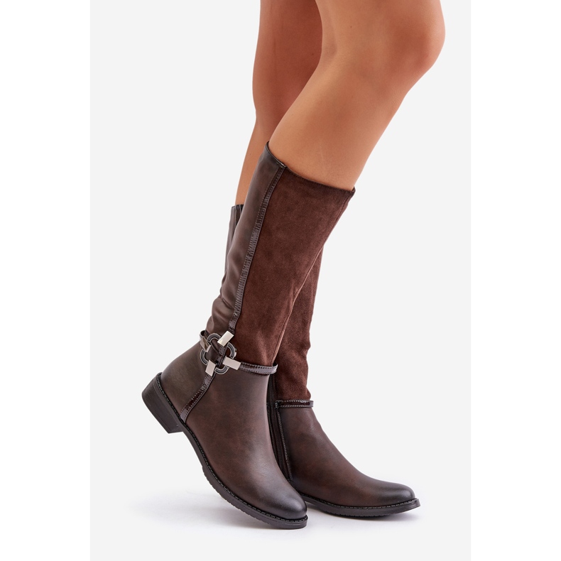 Jezzi Botas isoladas de salto plano com fivela decorativa marrom Leatharia marrom castanho 1 Jezzi Botas isoladas de salto plano com fivela decorativa marrom Leatharia marrom castanho 1