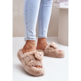 Chinelos de pele femininos Innalise bege com ursinho de pelúcia e elementos decorativos 2 Chinelos de pele femininos Innalise bege com ursinho de pelúcia e elementos decorativos 2