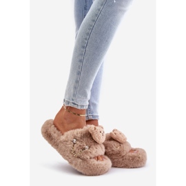 Chinelos de pele femininos Innalise bege com ursinho de pelúcia e elementos decorativos 1 Chinelos de pele femininos Innalise bege com ursinho de pelúcia e elementos decorativos 1