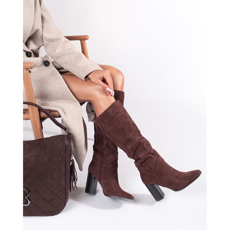 Botas femininas de camurça marrom com salto alto acima do joelho 1