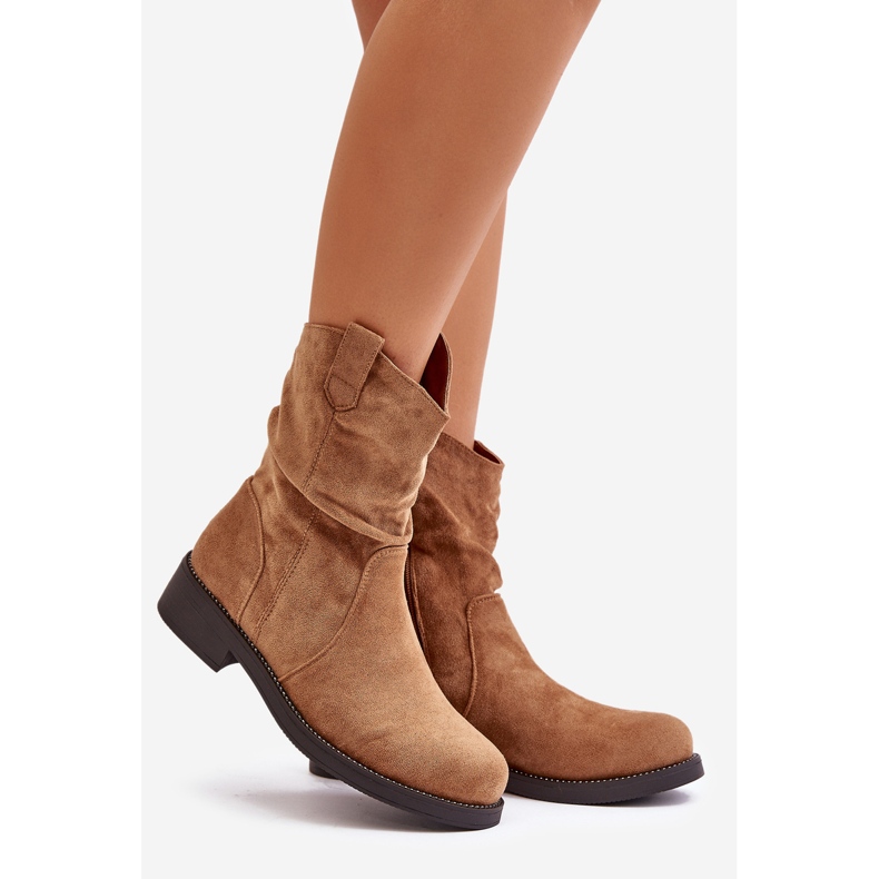 Botins femininos isolados com babados e decoração Camel Etteara castanho 1