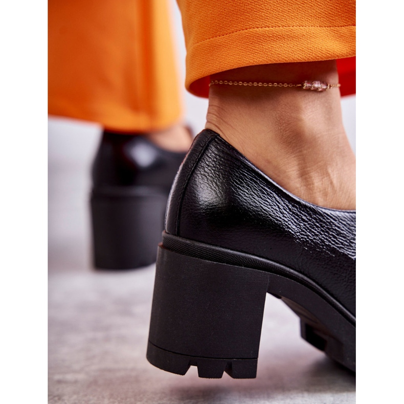 Sapatos de salto alto de couro preto Lemar com decoração dourada 2