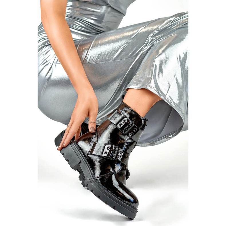 Botins femininos de couro envernizado com fivelas, pretos 250007B-LA 1 Botins femininos de couro envernizado com fivelas, pretos 250007B-LA 1