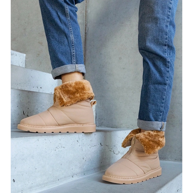 Botas de neve isoladas bege com gola da Edidda 1