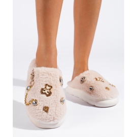 Chinelos femininos bege com decorações Shelovet 2