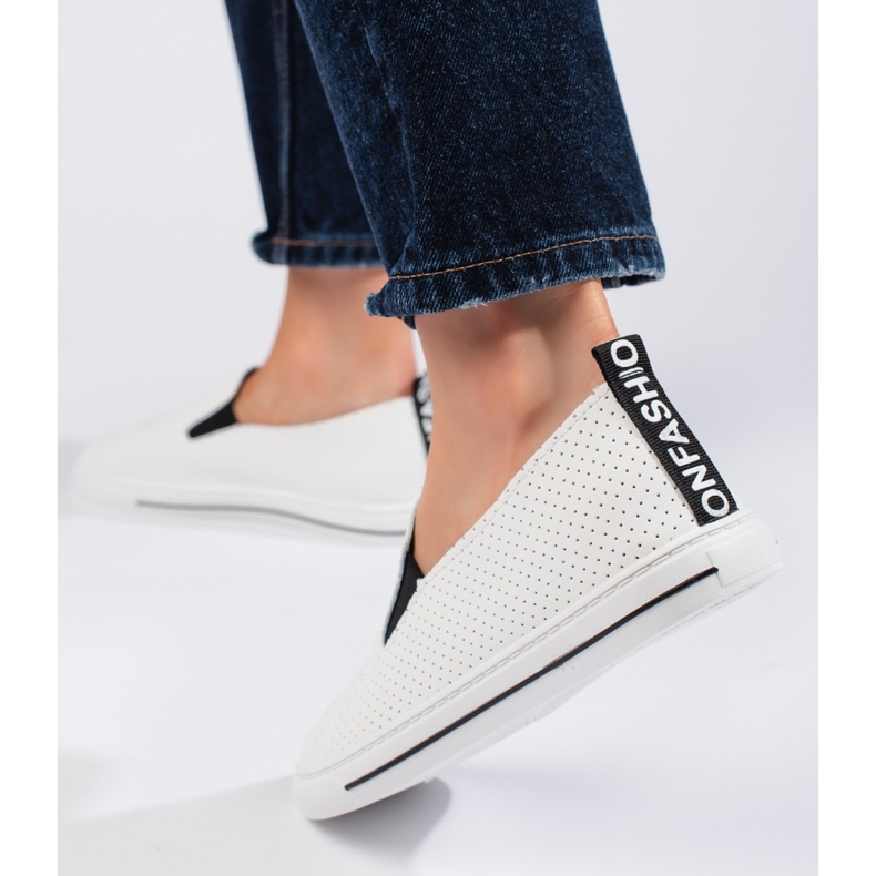 Tênis feminino branco vazado 1