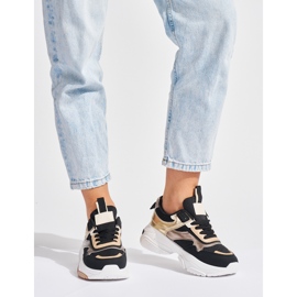 Tênis preto e dourado com sola grossa 1