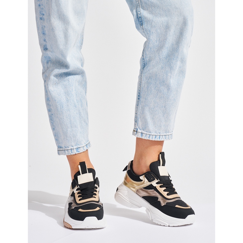 Tênis preto e dourado com sola grossa 1