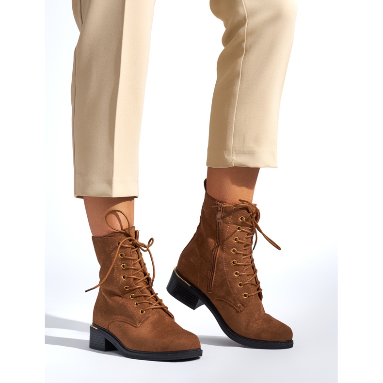 Botins femininos castanhos com atacadores e salto baixo marrom 1