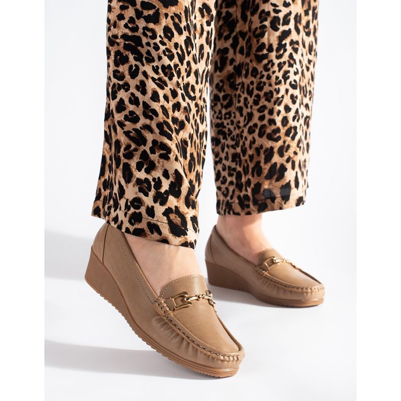 Mocassins femininos bege com fivela 1