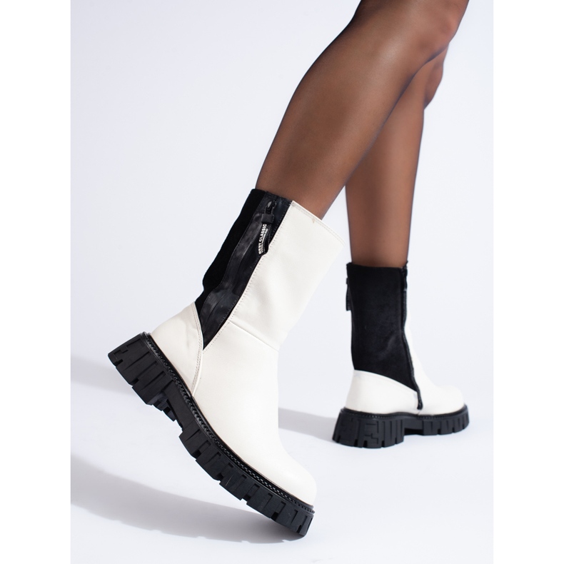 Botas femininas de cano alto em branco e preto 1