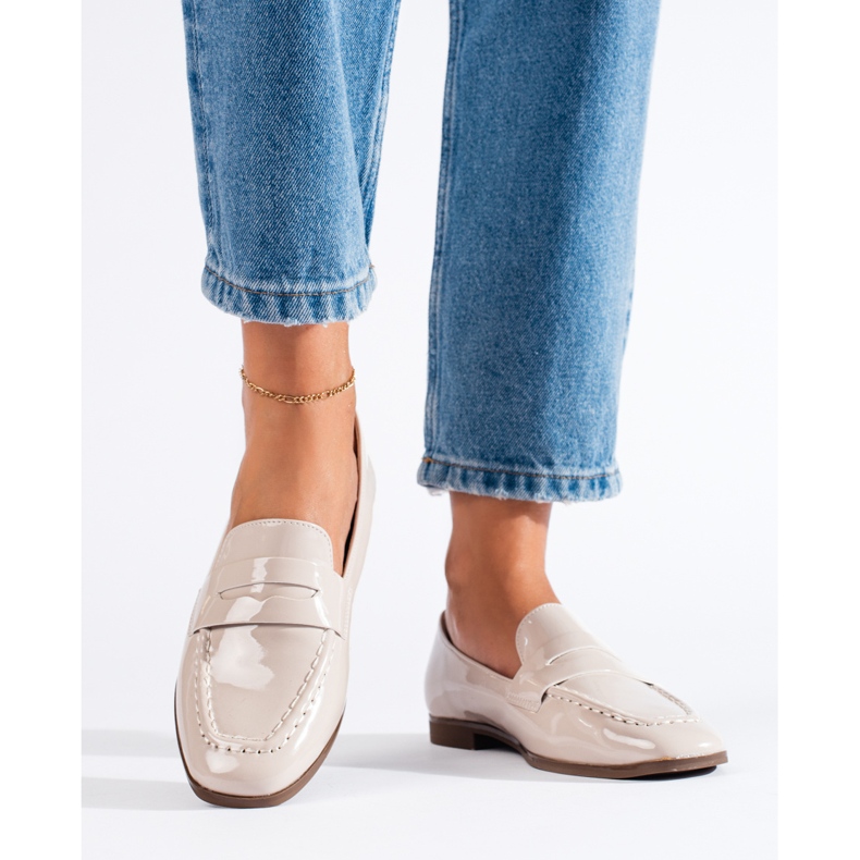 Mocassins femininos bege envernizados da Shelovet 1