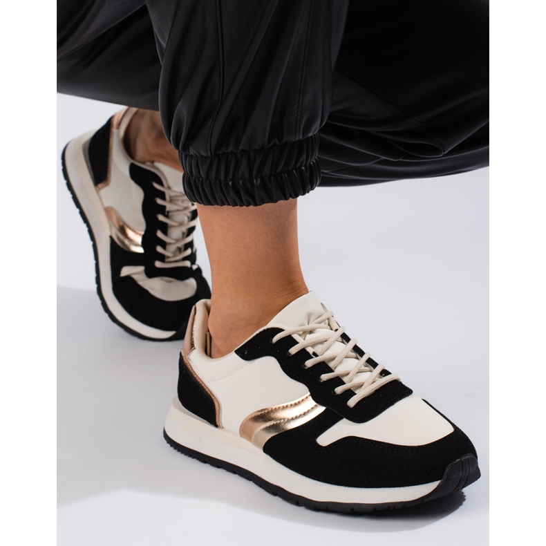 Calçados esportivos femininos pretos 2