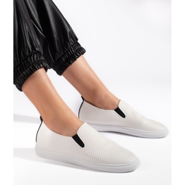 Tênis slip-on perfurado em branco e preto 1