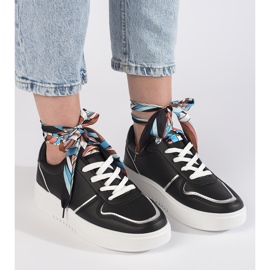 Tênis feminino preto amarrado com fita 1