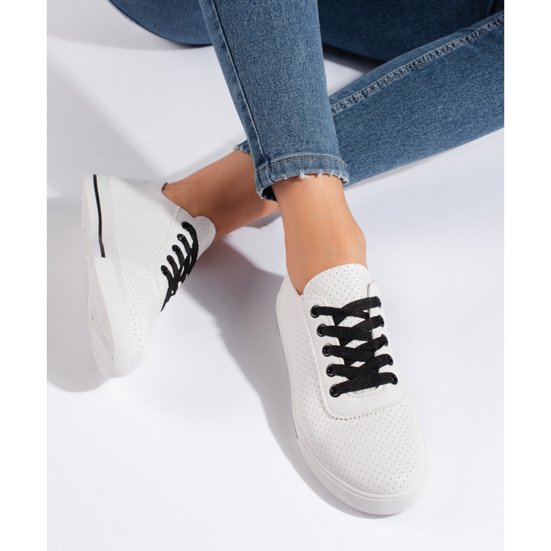 Tênis feminino branco com atacadores pretos 1