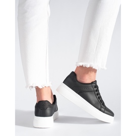 Tênis preto na plataforma 1