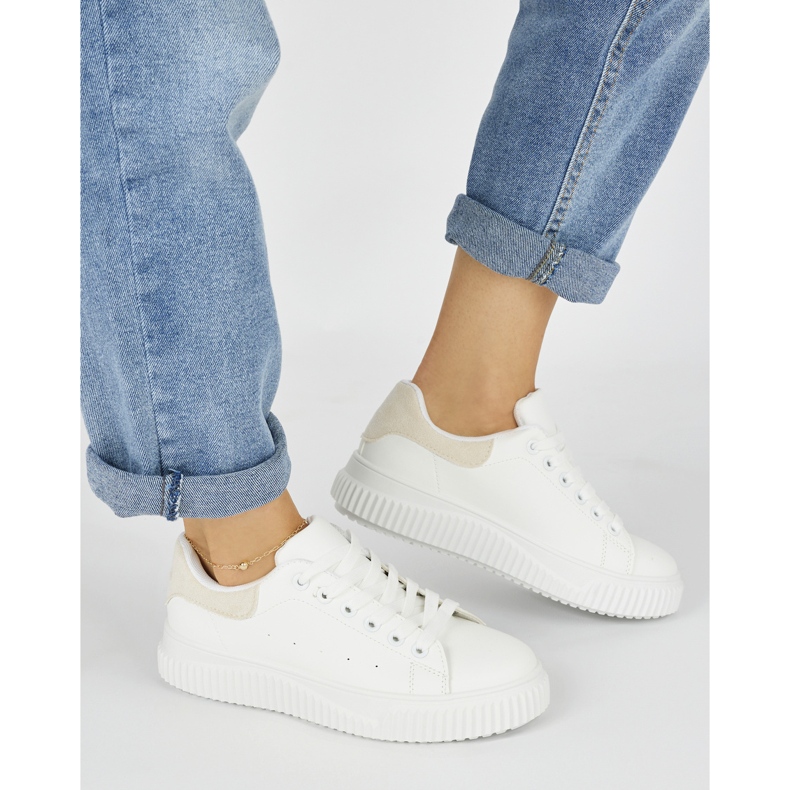 Tênis feminino branco com elemento bege 2 Tênis feminino branco com elemento bege 2