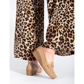 Mocassins femininos bege com fivela 2