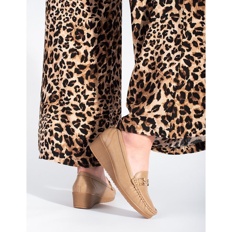 Mocassins femininos bege com fivela 2 Mocassins femininos bege com fivela 2