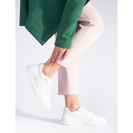 Tênis branco na plataforma 1