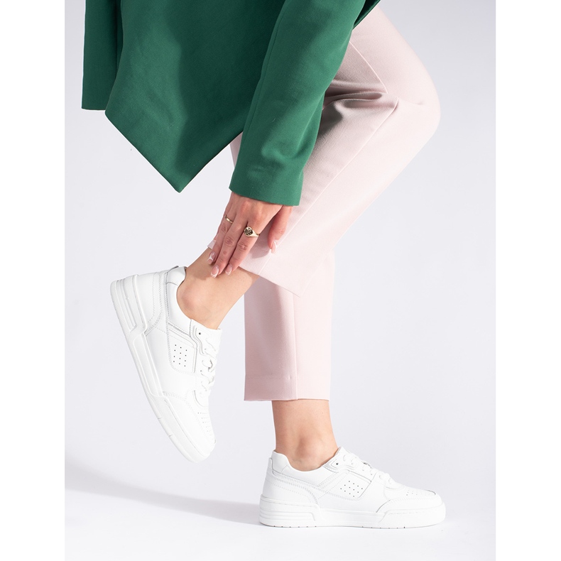 Tênis branco na plataforma 1