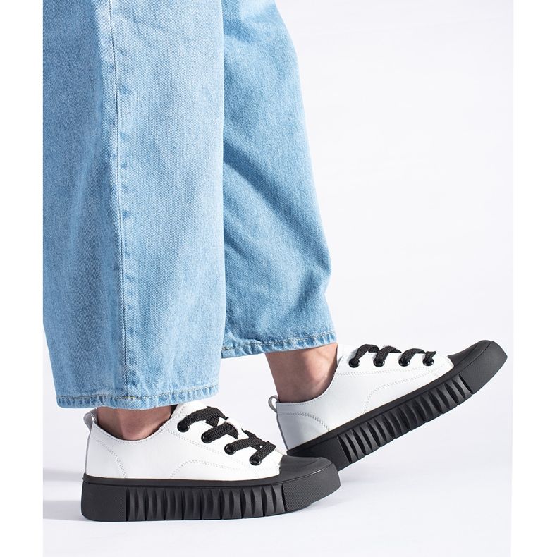 Tênis cano baixo branco e preto feito de couro natural 1