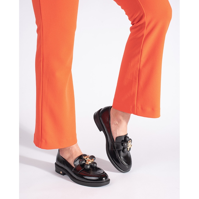 Mocassins femininos pretos com ursinho de pelúcia 2