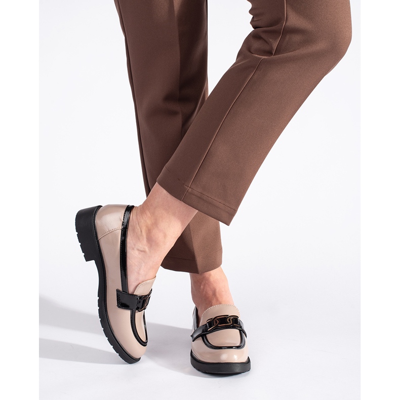 Mocassins femininos de couro envernizado bege com fivela 1