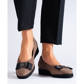 Sapatos de camurça bege escuro com cunha baixa da Shelovet 1