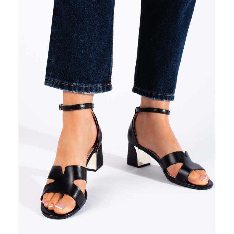 Sandálias pretas de salto baixo preto 1