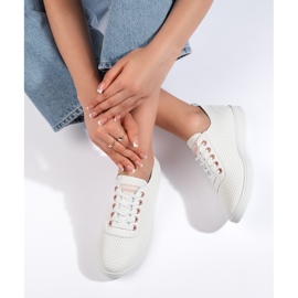 Tênis clássico feminino branco com aberturas 1